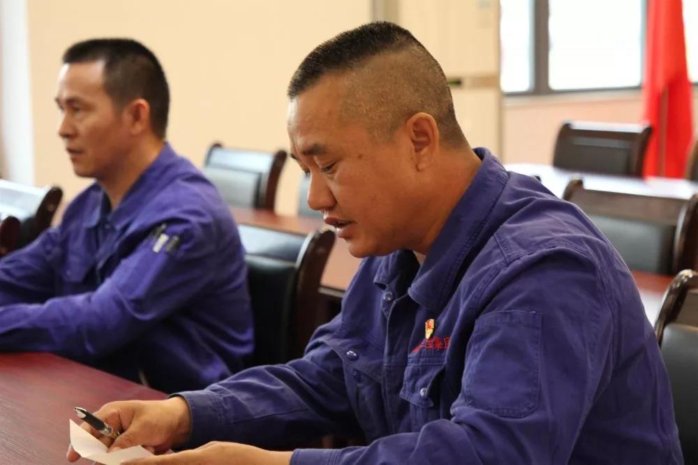 黨員立潮頭，領(lǐng)跑當(dāng)先鋒｜王發(fā)根：水火交融鑄就百煉成鋼