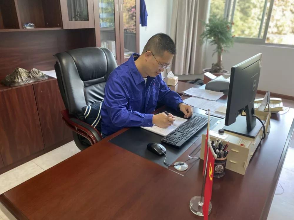 黨員立潮頭，領(lǐng)跑當(dāng)先鋒之十｜湯勇華：企業(yè)與職工的“潤滑劑”